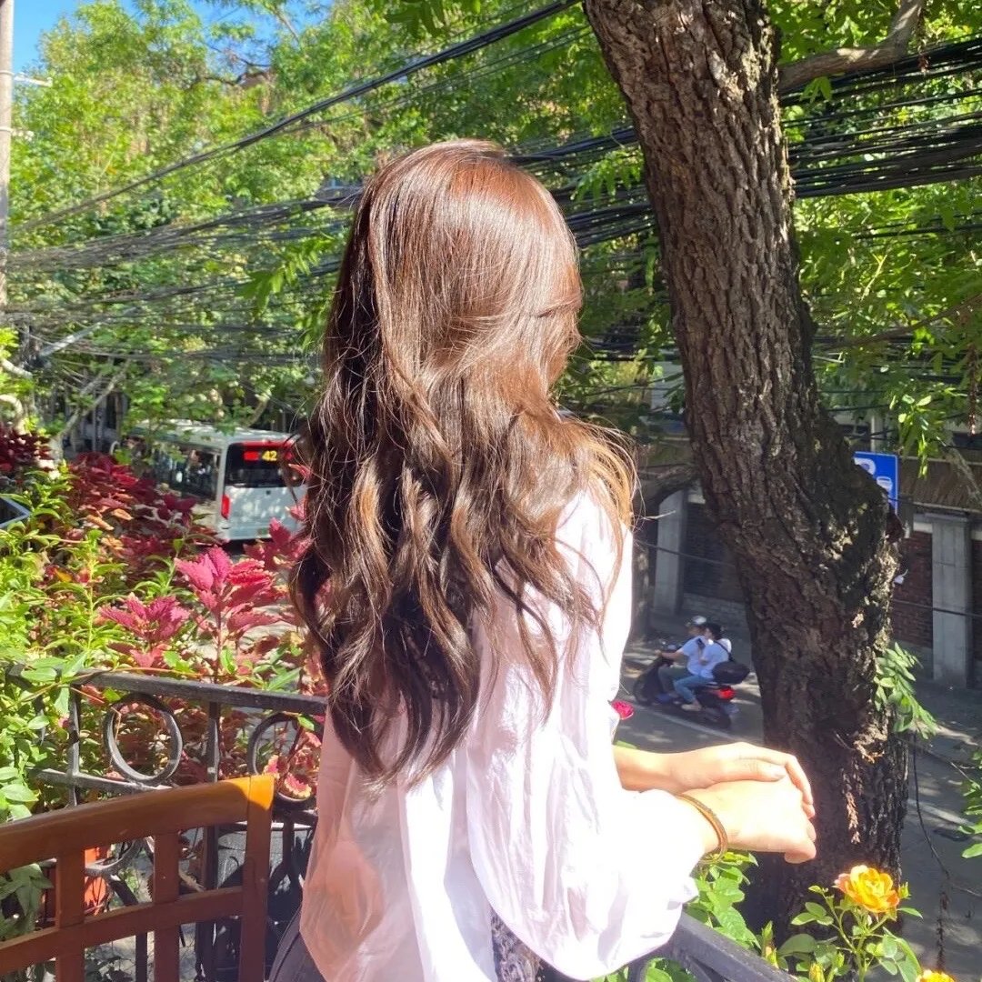 爬上山